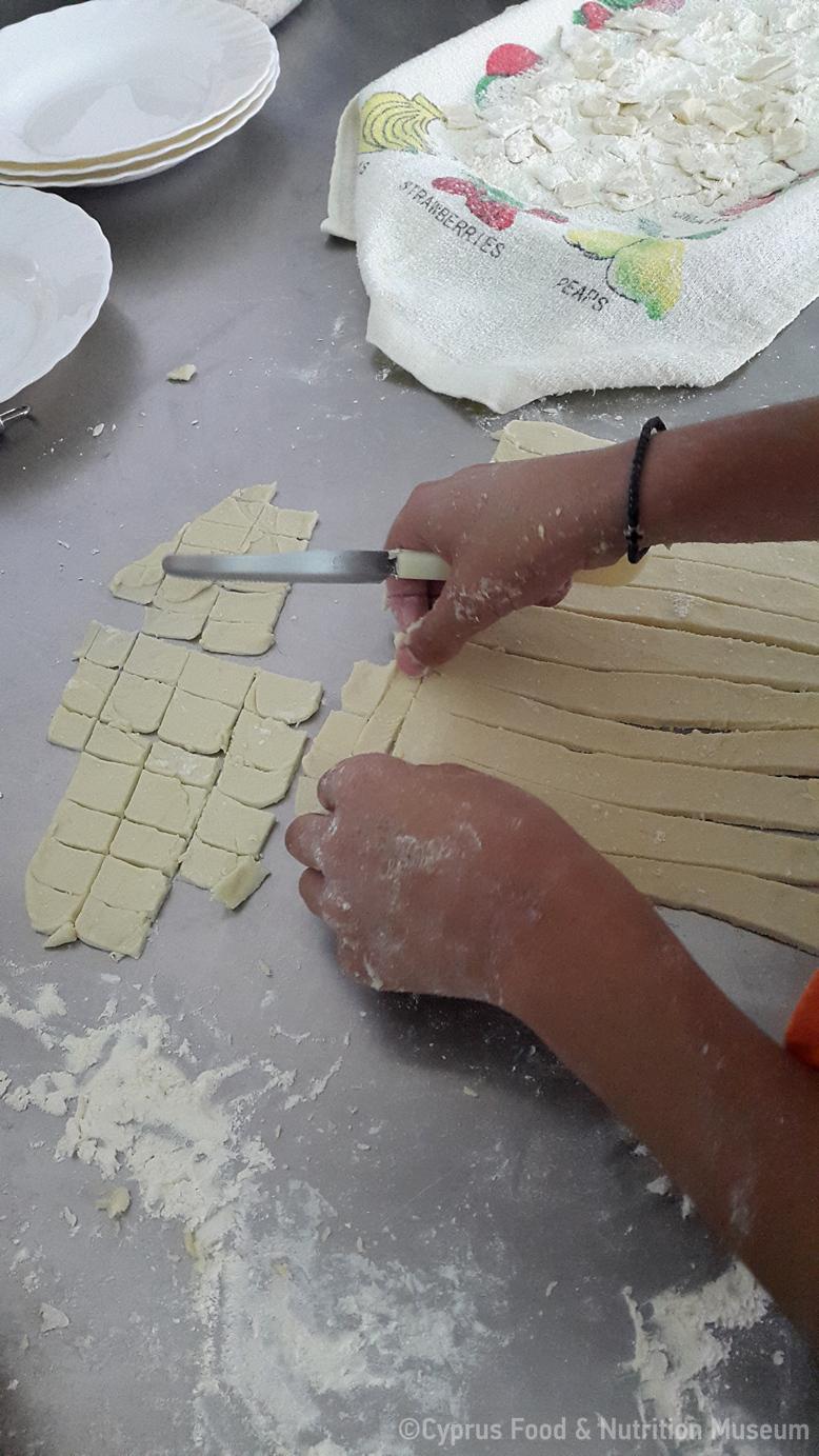 Κόβουμε το φύλλο για τα τουμάτσια σε τετράγωνα κομμάτια (Μαγειρεύω Κυπριακά 2015). 