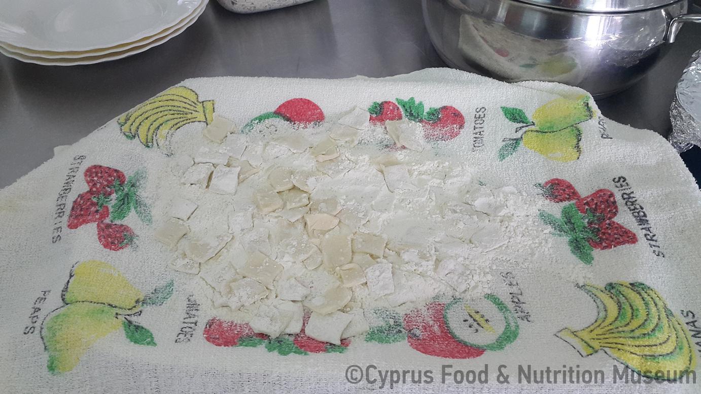 Τοποθετούμε τα κομμένα τουμάτσια σε δίσκο με αλεύρι (Μαγειρεύω Κυπριακά 2015). 