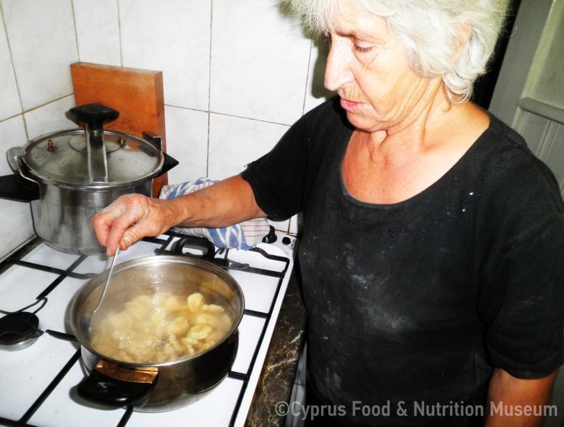 Ψήνουμε τα κουλουράκια σε ζεστό νερό. 