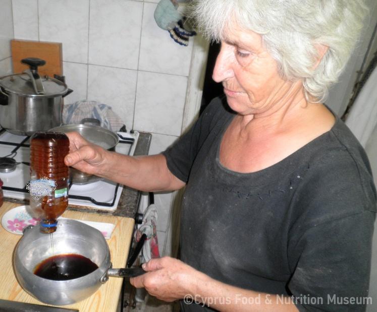 Βάζουμε έχημα σε μια κατσαρόλα και το βάζουμε στη φωτιά να βράσει. 