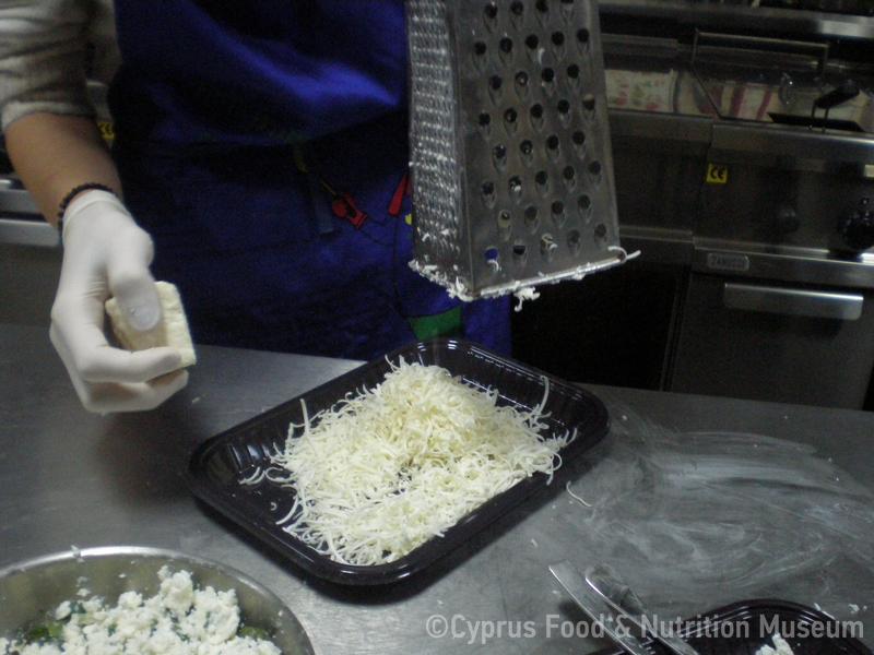 Ραβιόλες κορνιώτικες με ανάλατη αναρή και φρέσκο δυόσμο, στάδιο παρασκευής 6, Λευκωσία 29/1/14.