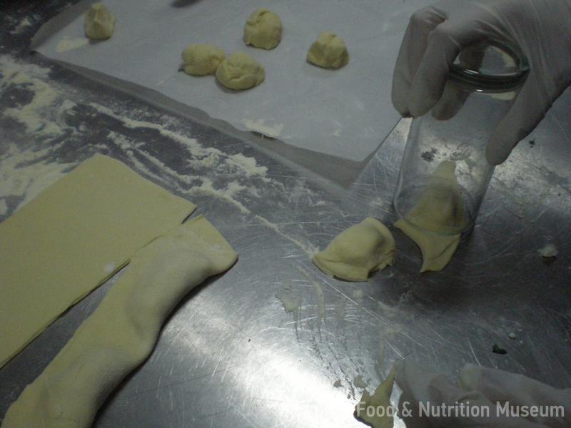 Ραβιόλες κορνιώτικες με ανάλατη αναρή και φρέσκο δυόσμο, στάδιο παρασκευής 8, Λευκωσία 29/1/14.