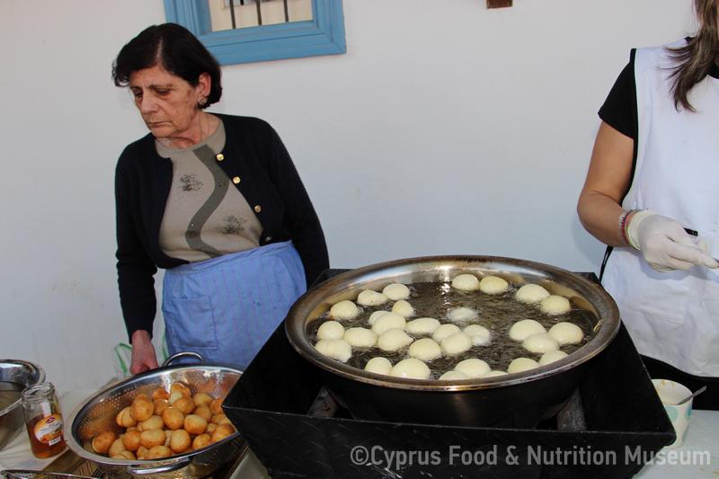 Υπαίθρια παρασκευή λουκουμάδων 3, Πέρα Ορεινής 22/3/2014.