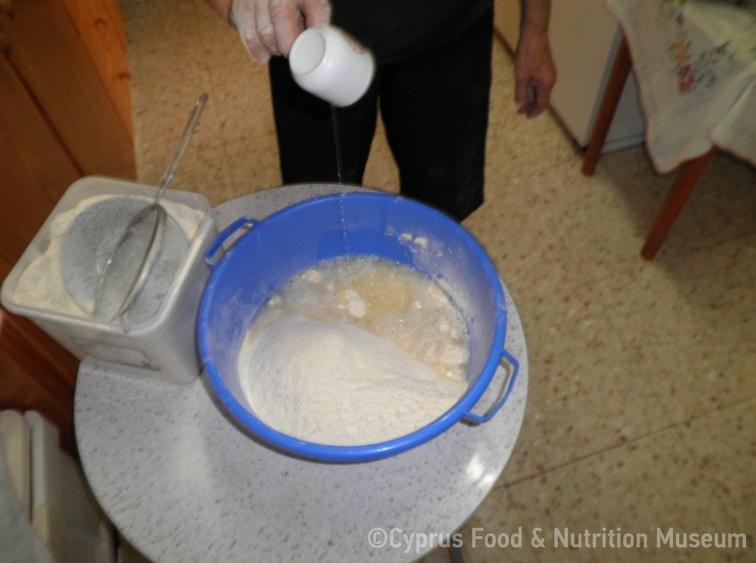 1. Ρυζιάζουμε το αλεύρι με ελαιόλαδο. 