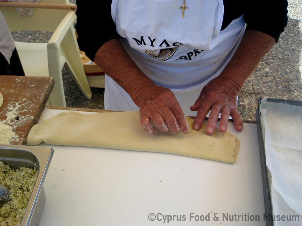 Το μισό φύλλο γυρίζεται προς τα πάνω, για να καλύψει τη γέμιση.  