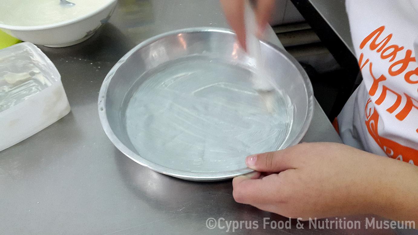 Βουτυρώνουμε το ταψί μας (Μαγειρεύω Κυπριακά 2015). 