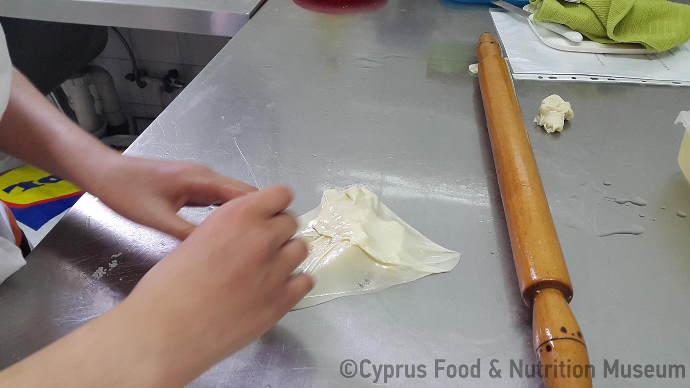 Οι άκρες διπλώνονται προς τα μέσα (Μαγειρεύω Κυπριακά 2015). 