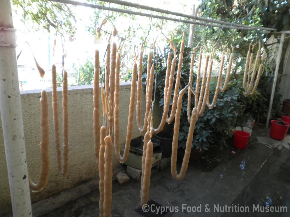 Σιουσιούκκος τελειωμένος, κρεμασμένος για στέγνωμα. 