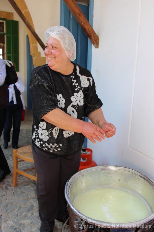 Υπαίθρια παρασκευή χαλλουμιού 1. Πέρα Ορεινής 22/3/2014.