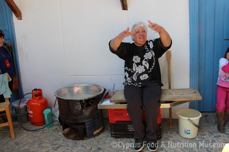 Υπαίθρια παρασκευή χαλλουμιού 6. Πέρα Ορεινής 22/3/2014.