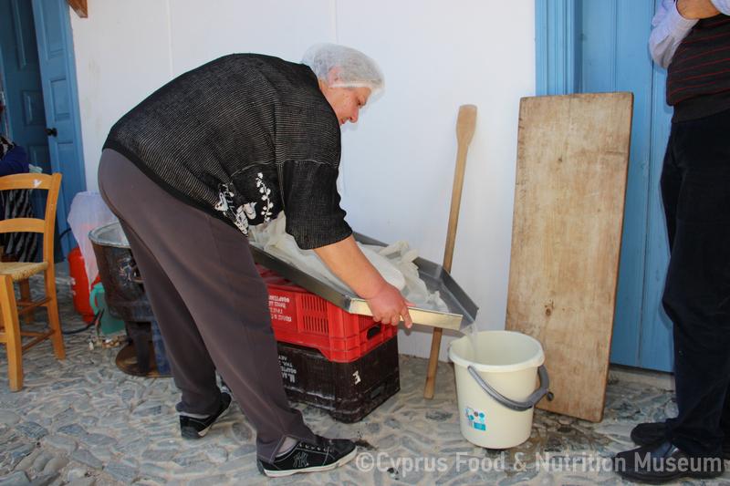 Υπαίθρια παρασκευή χαλλουμιού 10. Πέρα Ορεινής 22/3/2014.