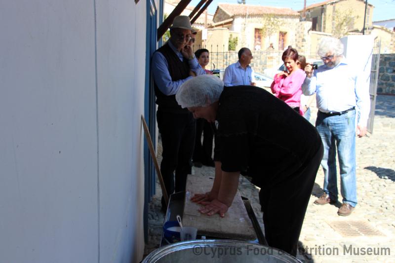Υπαίθρια παρασκευή χαλλουμιού 8. Πέρα Ορεινής 22/3/2014.