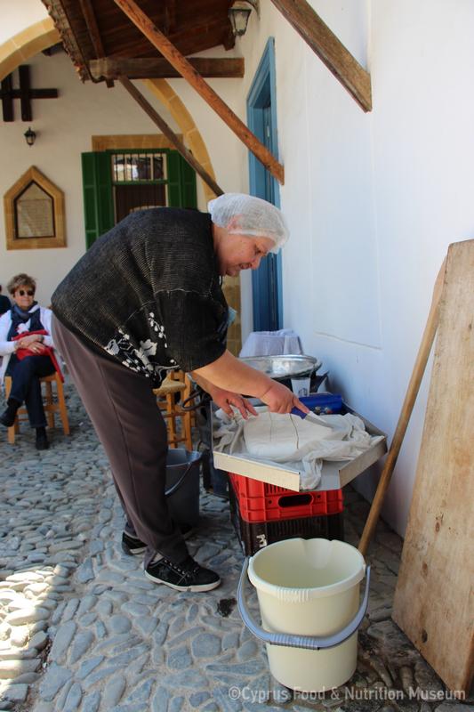 Υπαίθρια παρασκευή χαλλουμιού 11. Πέρα Ορεινής 22/3/2014.