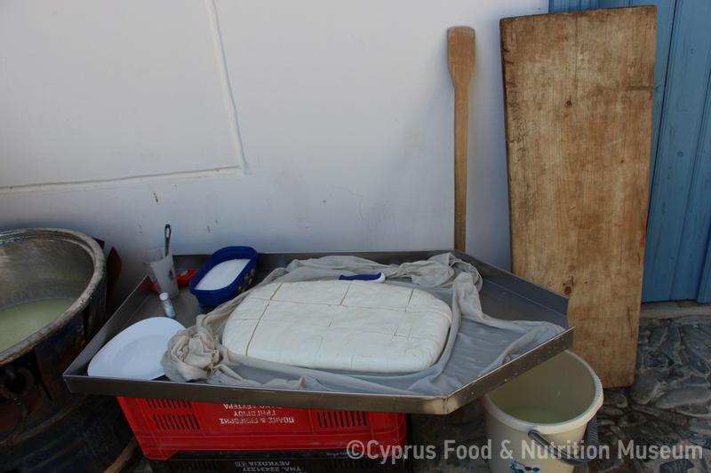 Υπαίθρια παρασκευή χαλλουμιού 14. Πέρα Ορεινής 22/3/2014.