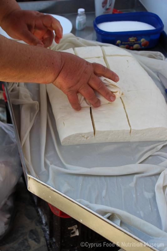 Υπαίθρια παρασκευή χαλλουμιού 13. Πέρα Ορεινής 22/3/2014.