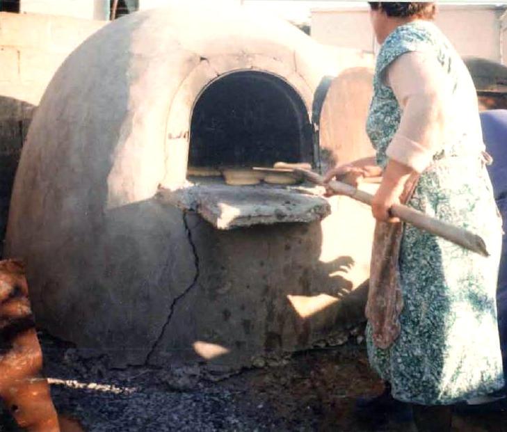 Φούρνισμα παραδοσιακών ζυμωμάτων. 