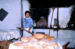 Ψήσιμο ψωμιών σε παραδοσιακό φούρνο. 