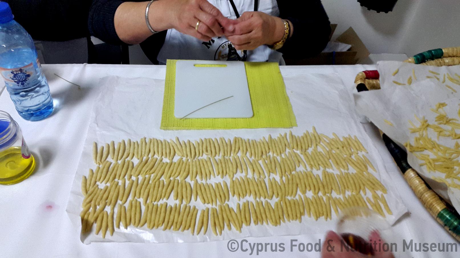 Μακαρόνια τρυπητά. Πίσω διακρίνεται το σκλινίτζι. Αθηαίνου. 