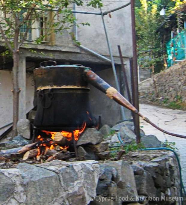 Απόσταξη ροδοστάγματος με καζάνι. 