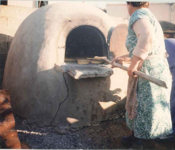 Φούρνισμα παραδοσιακών ζυμωμάτων. 